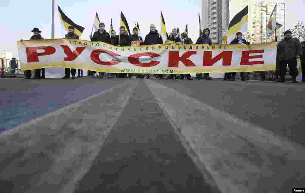 Участники &quot;Русского марша&quot; в День народного единства в Новоссибирске. 4 ноября 2014&nbsp; 
