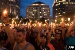 Церемония памяти жертв расстрела в гей-клубе "Пульс" в городе Орландо летом 2016 года