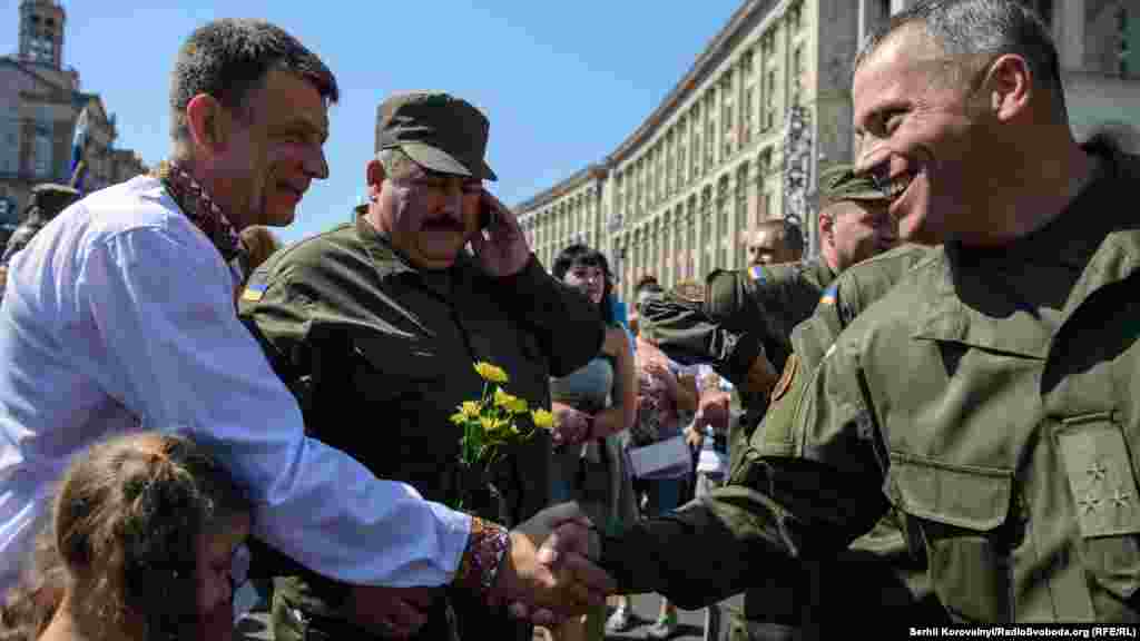 По окончании парада ветеранам дарили цветы