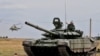 Боеприпасы, скрытые перевозки и "курятники" на танках: чем отличается нынешнее перемещение российских военных на украинской границе 