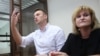 Ольга Михайлова и Алексей Навальный во время судебного заседания