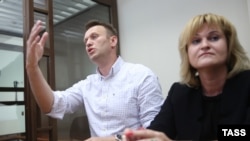 Ольга Михайлова и Алексей Навальный во время судебного заседания