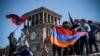 "Или мы меняем страну, или я уезжаю". Репортаж из протестной Армении 