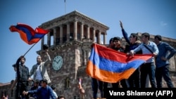 Демонстранты в Ереване 2 мая 2018 года