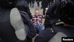 "Ведут себя неадекватно". Фотографии с акций протеста по всей России