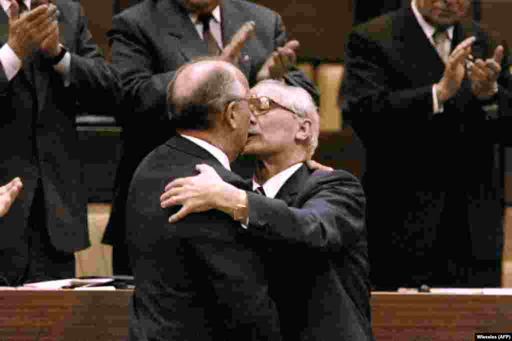 Михаил Горбачев также целовал Эриха Хонеккера во время своего визита в ГДР, 1986 год