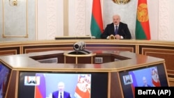 Александр Лукашенко созванивается с Владимиром Путиным, 1 июля 2021 года. Фото: AP