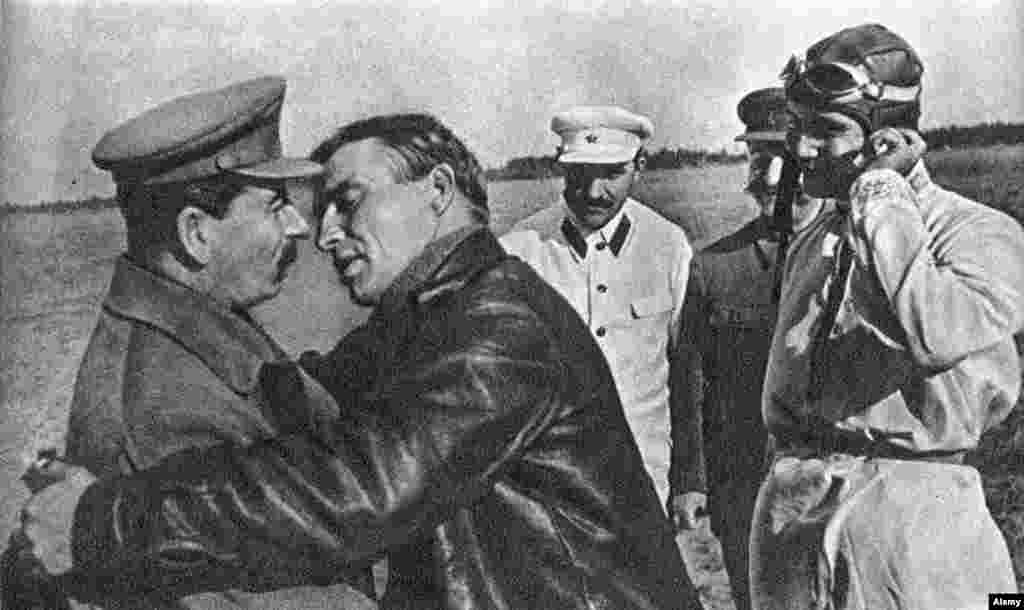 Пилот Валерий Чкалов пытается поцеловать Иосифа Сталина, 1936 год