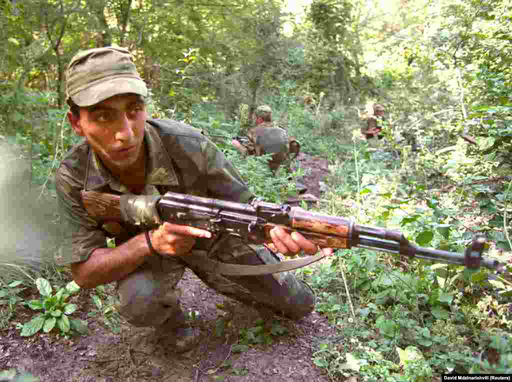 Грузинский военный во время учений в Панкисском ущелье в 2002 году. В тот период ущелье приобрело репутацию нестабильного региона, в котором укрывались радикальные исламисты. Власти Грузии регулярно отчитывались о поимке десятков боевиков-выходцев из арабских стран, как минимум несколько из них были связаны с Аль-Каедой. В России же часто говорят о том, что в Панкисском ущелье укрываются сепаратисты с Северного Кавказа, но грузинские власти это опровергают