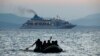 Моряки НАТО начинают операцию против контрабандистов, помогающих беженцам 