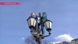 Зачем сын экс-депутата залез на фонарный столб в день протестов