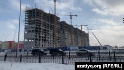 Строящийся многоквартирный дом в Нур-Султане: на покупку жилья многие казахстанцы собирались потратить "избытки" своих пенсионных накоплений