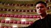 Оперный певец из Таджикистана поет с балкона в Милане для итальянцев, которые сидят в карантине