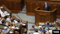 Президент Петр Порошенко выступает в Верховной Раде 