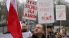 Протесты в Варшаве 19 декабря 2025 года: люди держат плакаты с надписями: "Никаких социальных льгот для украинцев", "Украинская молодежь на фронт!" и "Мы помним Волынь" (массовые убийства поляков украинскими националистами в 1940-х годах) 
