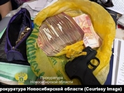 Деньги, изъятые у мошенников