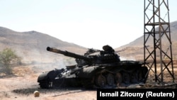 Подбитый и сгоревший танк сил Халифы Хафтара на подступах к Триполи