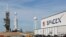 Ракета Falcon Heavy компании SpaceX на пусковой площадке на мысе Канаверал, штат Флорида, США 