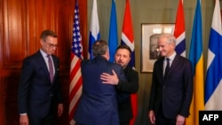 Владимир Зеленский приветственно обнимает спецпосланника США Стива Уиткоффа на встрече в Осло
