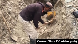  Таджикский рабочий на золотом руднике на западе страны