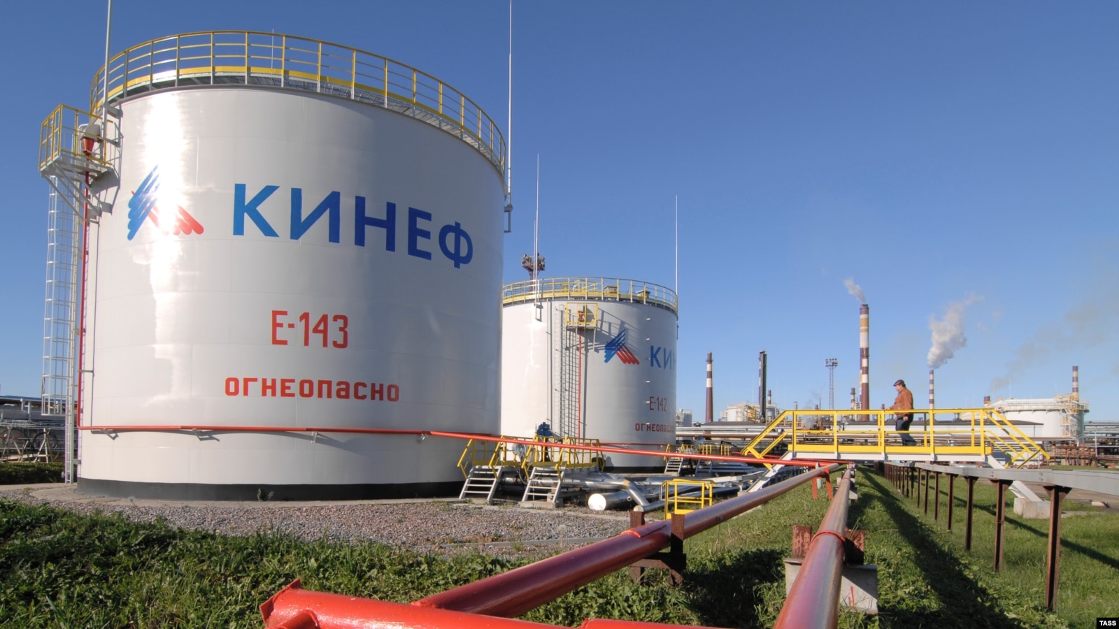 "Киришинефтеоргсинтез" снова приостановил работу после атаки ВСУ. Это второй по объемам переработки в России НПЗ
