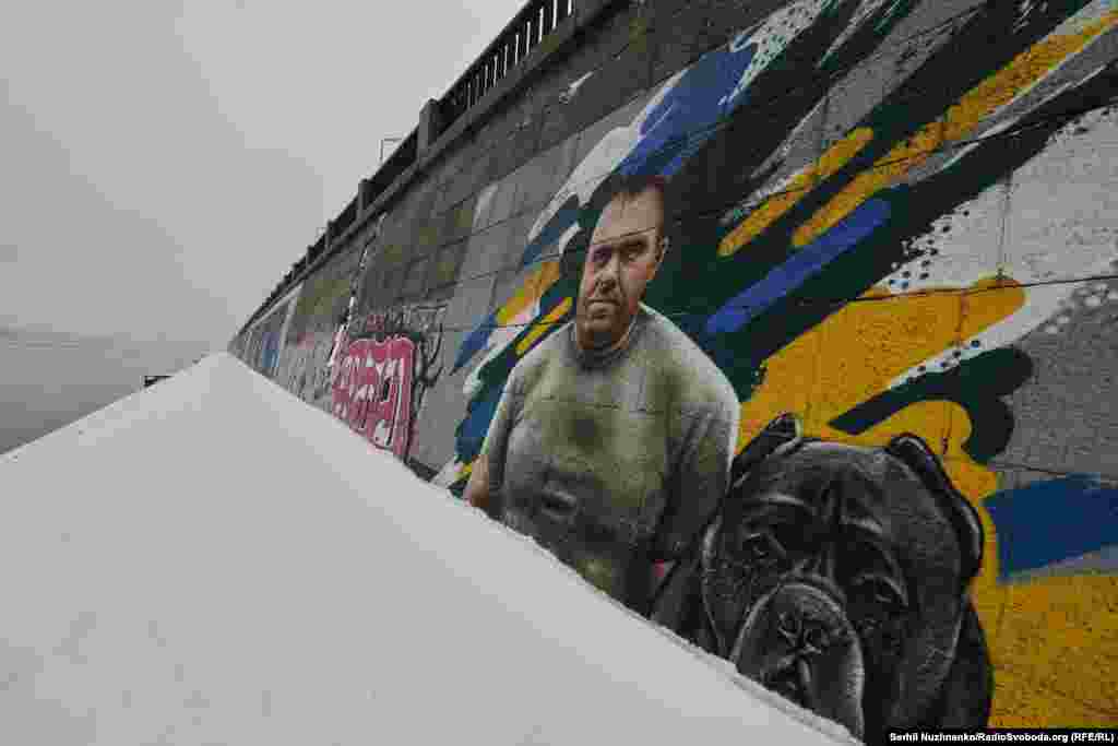 Мурал возле Пешеходного моста в Киеве, на котором изображен бывший глава Службы безопасности Украины Василий Малюк