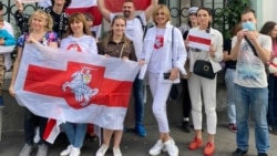 Анжелика Агурбаш на акции солидарности у белорусского посольства в Москве
