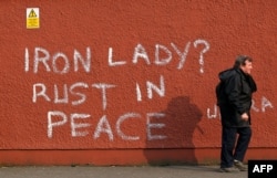 Граффити в Белфасте после смерти Маргарет Тэтчер в 2013 году: "Железная Леди? Ржавей с миром"