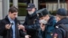 Полицейские проверяют документы прохожего в период самоизоляции в Москве. 9 апреля 