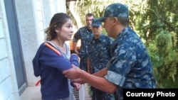 Гульнара Каримова при задержании возле своего дома 16 сентября 2014 года