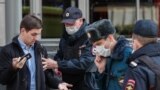 Полицейские проверяют документы прохожего в период самоизоляции в Москве. 9 апреля 