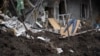 Джинсы на обломках разрушенного дома в Славянске, 6 сентября 2022 года
