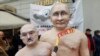 Путин с Лукашенко на золотом унитазе: акция в Праге против "деспотов"