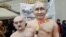 Путин с Лукашенко на золотом унитазе: акция в Праге против "деспотов"