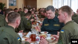 Украинский президент Петр Порошенко обедает с военными во время своего визита в Харьков, Март 26, 2015