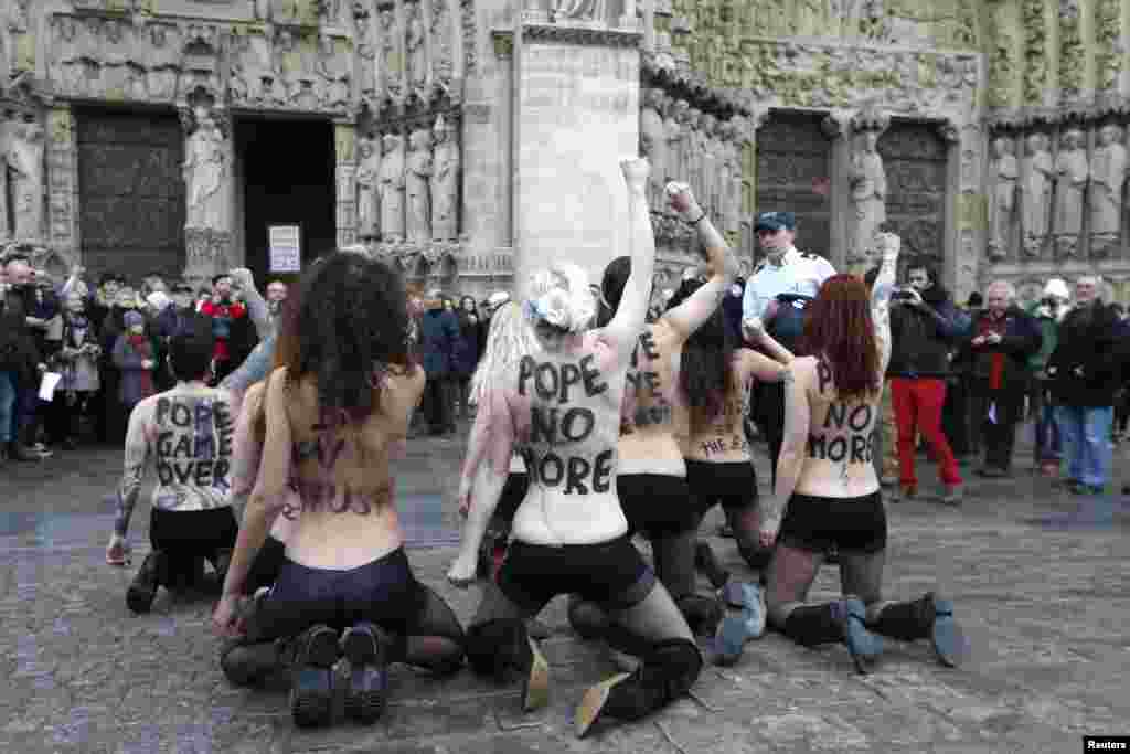 Акция активисток движения Femen в парижском соборе Notre Dame. Февраль 2013 года