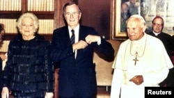 Джордж Буш, Барбара Буш и папа римский Иоанн Павел II