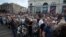 Жители Донецка в очереди у здания Донецкого государственного академического театра оперы и балета, где проходит прощание с главой  так называемой "ДНР" Александром Захарченко
