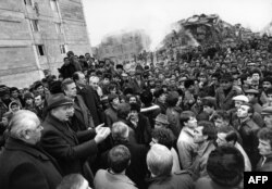 Михаил Горбачев в разрушенном землетрясением Спитаке