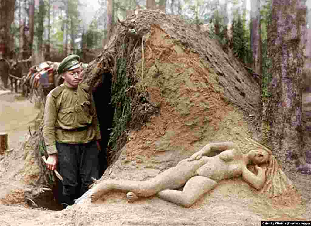 На фото &ndash; солдат и его песчаная скульптура в период Первой мировой войны