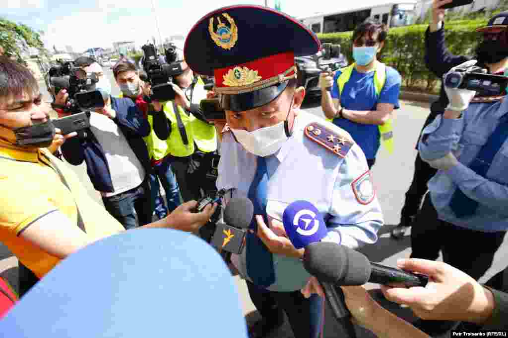 На месте протестов в Нур-Султане находился первый заместитель начальника департамента столичной полиции Бакитжан Малыбаев, который обычно дает распоряжения о задержаниях на митингах.​