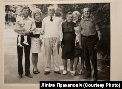 Михаил Устинович Монит с дочками, зятьями и внуками. Пинск, 1975