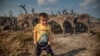 Четырехлетний Игорь позирует возле оленьего пастбища его семьи в Ямало-Ненецком автономном округе