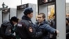 Гулять от патруля до металлоискателя: на праздники силовики превратили центр Москвы в лабиринт 