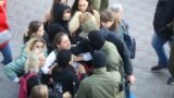 Задержание участниц женского митинга в Минске: они вышли в поддержку Марии Колесниковой