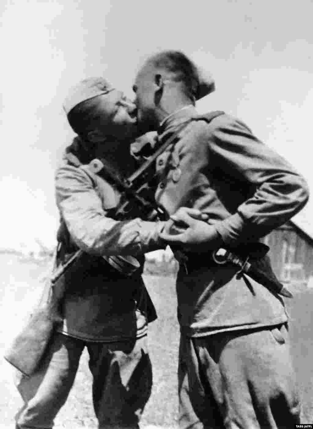 Солдаты Красной армии целуются после объявления победы над нацистской Германией, 1945 год