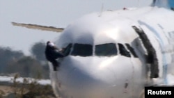 Заложник покидает самолет через окно кабины пилотов