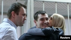 Олег Навальный обнимает свою жену Викторию