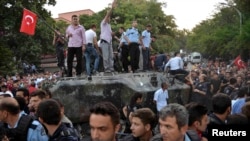 Полицейские оцепили армейскую бронемашину в Анкаре