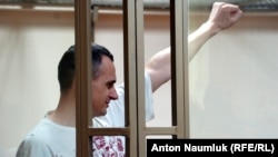 Олег Сенцов во время судебного заседания в Ростове-на-Дону 25 августа 2015 года